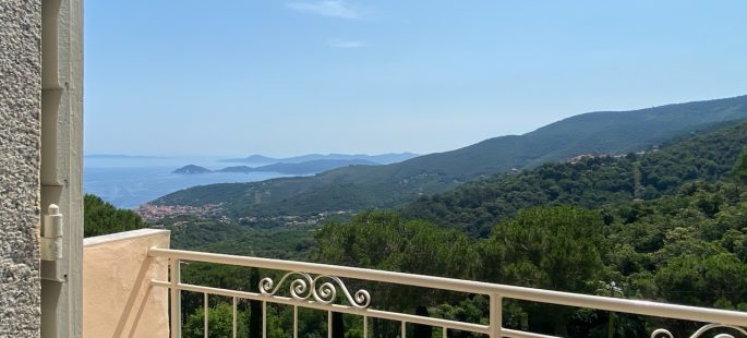 Casale tra terra, cielo e mare.